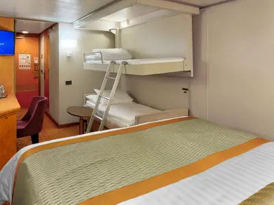 Blick in eine gemütliche Kabine an Bord der Zuiderdam mit einem Doppelbett und einem Etagenbett für Familien.