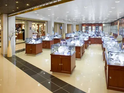 Ein luxuriöser Juwelierladen an Bord der Zuiderdam mit glänzenden Schmuckstücken in beleuchteten Glasvitrinen.