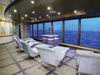 Blick in die gemütliche Thermal-Suite an Bord der Zuiderdam mit beheizten Mosaik-Liegen und großen Fenstern zum Meer.