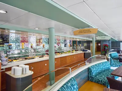 Blick auf den hellen Buffetbereich "La Brasserie" an Bord der MSC Armonia, mit langen Theken für Speisen, Tischen und gemusterten Sitzbänken.