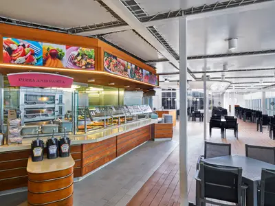 Heller Buffetbereich Il Girasole an Bord der MSC Armonia mit Theke für Pizza, Pasta und zahlreichen Tischen.