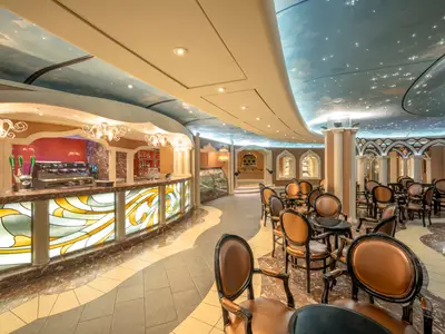 Die luxuriöse Piazza Del Doge Bar an Bord der MSC Divina zeigt stilvolle Sitzbereiche mit Ledersesseln und Tischen. Die Decke ist als Sternenhimmel gestaltet, während die Bar selbst mit leuchtenden Ornamenten verziert ist. Eine Kaffeemaschine und Bierzapfhähne sind sichtbar.