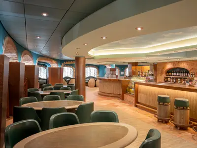 Innenansicht der La Cantina di Bacco Bar an Bord der MSC Divina mit gemuetlicher Bestuhlung, einer langen Bar und rustikalen Ziegelbögen.