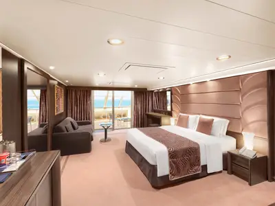 Eine luxuriöse, barrierefreie Suite an Bord der MSC Divina. Der helle Raum bietet ein großes Doppelbett, ein Sofa, moderne Einrichtung und einen privaten Balkon mit Meerblick.
