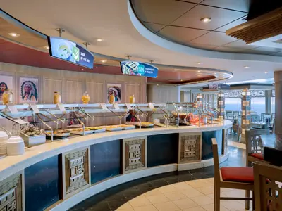 Der helle und moderne Buffetbereich Manitou & Calumet an Bord der MSC Divina mit vielfältigen Speisen, digitalen Anzeigetafeln und Sitzgelegenheiten mit Meerblick.