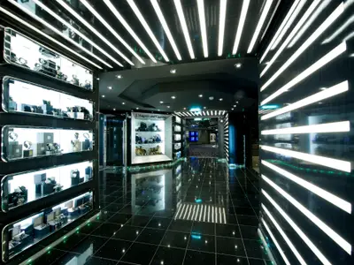 Eleganter Shop an Bord der MSC Divina. Links beleuchtete Uhren-Vitrinen. Glänzender Boden und futuristische Lichtbänder.