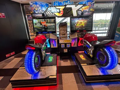 Zwei rot-schwarze Motorrad-Simulatoren mit leuchtend blauen Reifen in der Spielhalle an Bord der MSC Euribia.