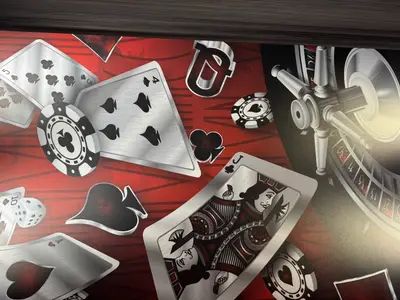 Detailaufnahme einer kunstvollen Wandverkleidung mit Casino-Motiven wie Karten und Roulette an Bord der MSC Euribia.