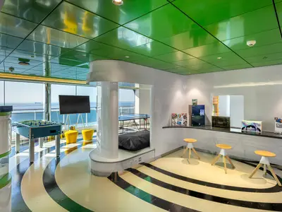Blick in den lebhaften Young Club der MSC Euribia: Ein heller, modern gestalteter Raum mit Foosball, TV und Meerblick. Der Bereich bietet auch einen Tischtennistisch.