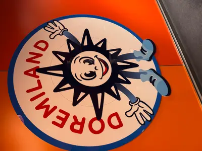 Ein farbenfrohes Schild mit dem lächelnden Maskottchen Doremi im Kinderbereich Doremiland an Bord der MSC Euribia.