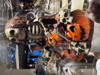 Eine kunstvolle Halloween-Skulptur aus Schokolade mit Skelett und Kürbissen an Bord der MSC Euribia.