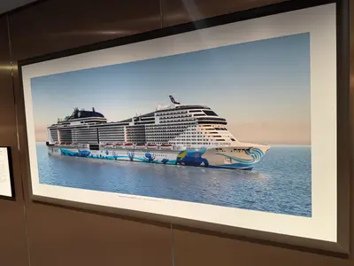 Ein großes gerahmtes Bild an Bord der MSC Euribia zeigt das Schiff auf dem Meer mit seiner bunten Rumpfbemalung.