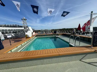Blick auf den sauberen, türkisfarbenen Außenpool an Bord der MSC Euribia unter strahlend blauem Himmel.