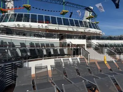 Blick auf die terrassenförmig angeordneten Liegestühle und Glasreling-Bereiche an Bord der MSC Euribia.
