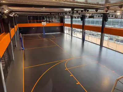 Der moderne Indoor-Sportplatz an Bord der MSC Euribia bietet viel Platz für Basketball und andere Aktivitäten.