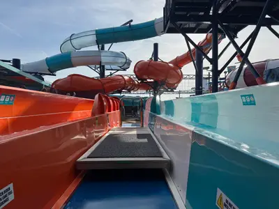 Blick auf die farbenfrohen Wasserrutschen und den Aquapark an Bord der MSC Euribia unter blauem Himmel.