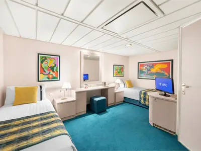 Eine barrierefreie Kabine auf der MSC Lirica, ausgestattet mit zwei Einzelbetten, einem Schminktisch, farbenfrohen Kunstwerken und teal-farbenem Teppichboden.