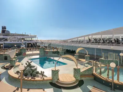 Das sonnige Pooldeck der MSC Magnifica mit einem grossen Pool, mehreren Whirlpools und Liegestühlen. Grüne Mosaike und Kaktus-Skulpturen schmücken den Bereich.