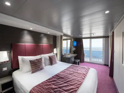 Moderne Balkonkabine an Bord der MSC Meraviglia mit Doppelbett, Schreibtisch und Balkon mit Meerblick. Farben: dunkles Holz und Magenta. Ideal für entspannte Kreuzfahrten.