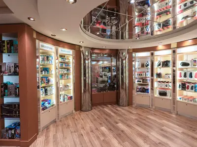 Heller, moderner Shop an Bord der MSC Musica mit Regalen voller Drogerieartikel, Elektronik, Rasierer und Haarpflegeprodukte. Der Laden ist ohne Personen.