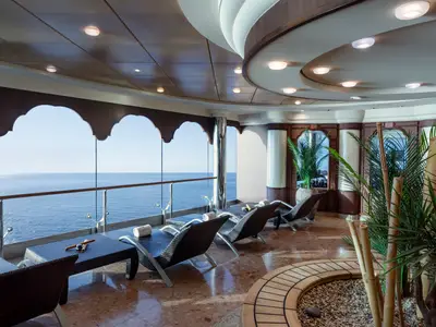 Entspannungsbereich im MSC Aurea Spa der MSC Musica mit Meerblick. Liegen, Pflanzen und stilvolle Deckenbeleuchtung.