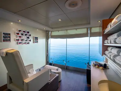 Blick in den entspannenden Spa-Bereich der MSC Opera mit Pediküre-Stuhl, Nagellack-Auslagen und weitem Meerblick.