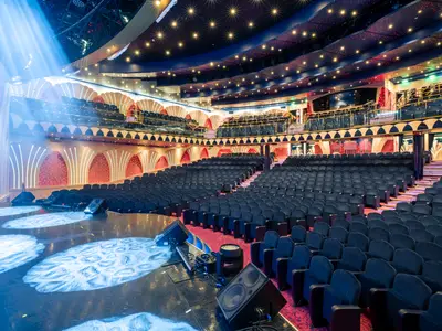 Das opulente Covent Garden Theatre an Bord der MSC Orchestra. Blaue Samtsitze, sternenklare Decke und gold-rote Akzente schmücken den leeren Saal, bereit für die Show.
