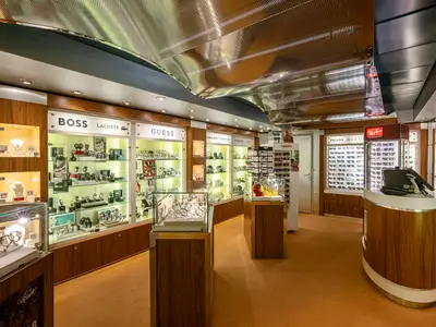 Ein moderner Shop an Bord der MSC Orchestra. Helle Glasvitrinen präsentieren Uhren, Schmuck und Sonnenbrillen bekannter Marken wie BOSS, Guess und Ray-Ban.