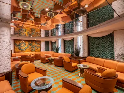 Elegante Bar an Bord der MSC Poesia mit orangefarbenen Sitzmöbeln, reflektierender Decke und gemustertem Teppich. Eine große abstrakte Wandkunst schmückt den Raum.