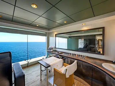 Heller Nagelstudio im MSC Aurea Spa an Bord der MSC Poesia mit Meerblick. Pflegetisch, Korbsessel und Nagellacke sind bereit.