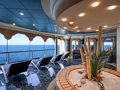 Stilvoller Entspannungsbereich im MSC Aurea Spa der MSC Poesia. Bequeme Liegen und grosse Fenster bieten weiten Meerblick. Ein Bambusgarten ziert den eleganten Innenraum.