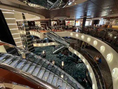 Ein Blick auf das elegant beleuchtete Atrium mit den berühmten Swarovski-Kristalltreppen an Bord der MSC Preziosa.