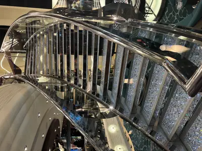 Blick auf die glamouröse Swarovski-Kristalltreppe mit funkelnden Stufen im Atrium an Bord der MSC Preziosa.