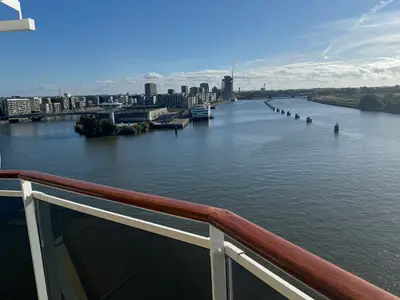 Blick vom Balkon an Bord der MSC Preziosa auf den Fluss Elbe in Hamburg mit der Skyline im Hintergrund.