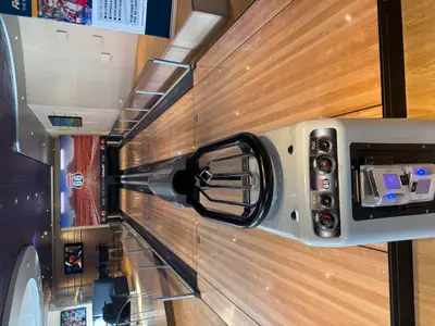 Blick entlang einer Holz-Bowlingbahn mit Ballrückführung an Bord der MSC Preziosa im Route 66-Design.