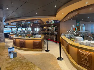 Blick auf das Buffet an Bord der MSC Preziosa mit einer reichlich bestückten Fruit Station und frischem Obst.