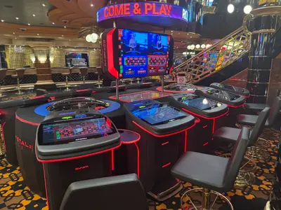 Moderne elektronische Roulette-Spielstationen mit roten LED-Akzenten im eleganten Casino an Bord der MSC Preziosa.