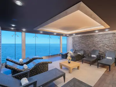 Ein ruhiger Entspannungsraum im MSC Aurea Spa der MSC Preziosa mit grossen Fenstern zum Meer und bequemen Liegen.