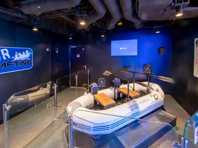 Ein abenteuerlicher VR Rafting Simulator mit einem aufblasbaren Boot, Paddeln und Bildschirmen im Entertainment-Bereich an Bord der MSC Seascape.