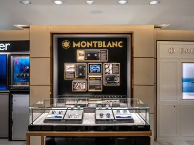 Innenansicht des luxuriösen Uhren-Shops TimeVallée an Bord der MSC Seascape. Auffällige Montblanc- und Baume & Mercier-Displays mit Uhren in gläsernen Vitrinen sind zu sehen.