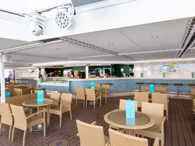 Die moderne Panorama Bar an Bord der MSC Seaview. Zu sehen sind eine lange Theke mit türkisblauen Mosaikfliesen und bequeme Rattan-Sitzgruppen mit Tischen. Deckenleuchten.