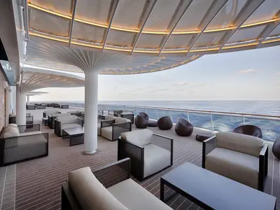 Elegante Outdoor-Lounge The Lanai an Bord der MSC World Atlantic. Moderne Sitzgruppen unter einem Designer-Dach bieten weiten Meerblick und entspanntes Ambiente.