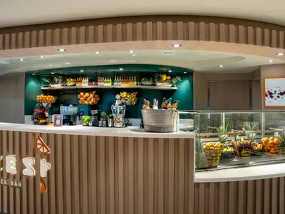 Die Zest Juice Bar an Bord der MSC World Europa. Frische Früchte, Säfte und eine moderne Einrichtung sind zu sehen.