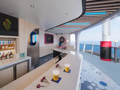Blick auf die offene Bull's Eye Bar an Bord der Norwegian Aqua. Eine Theke mit Getraenken, Dartscheibe, Bildschirmen und Tischen mit Meerblick sind zu sehen.