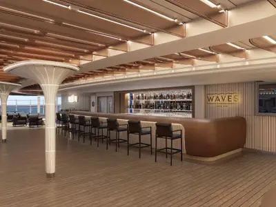 Moderne Waves Pool Bar an Bord der Norwegian Aqua. Lange Bar mit Hockern, beleuchtetes Flaschenregal, elegante Lichtsäulen und Loungemöbel mit Meerblick durch die Fenster.