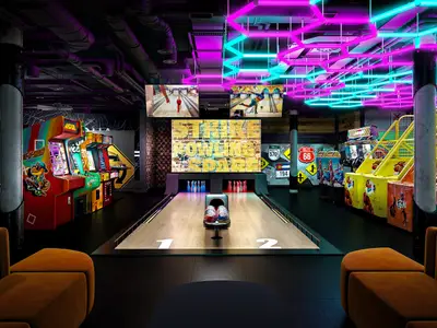 Eine computergenerierte Visualisierung der lebhaften Game Zone an Bord der Norwegian Aqua. Eine Bowlingbahn ist im Zentrum, umgeben von bunten Arcade-Automaten und auffälligen pinken und türkisfarbenen Neonröhren an der Decke. Oben sind Bildschirme mit Bowling-Spielszenen zu sehen.