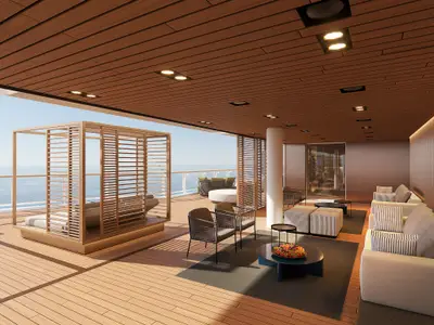 Eine moderne und luxuriöse Outdoor Lounge, The Haven, an Bord der Norwegian Aqua, mit Blick auf das offene Meer. Die Lounge verfügt über bequeme Sofas, Sessel, niedrige Tische und eine holzverkleidete Decke mit integrierter Beleuchtung. Eine große offene Holz-Cabana mit Liegen steht im vorderen Bereich der Terrasse.