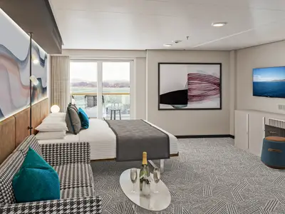 Ein gerendertes Bild einer modernen Balkonkabine an Bord der Norwegian Aura. Es zeigt ein Doppelbett, ein Sofa, einen Balkon mit Meerblick und einen Schminktisch.