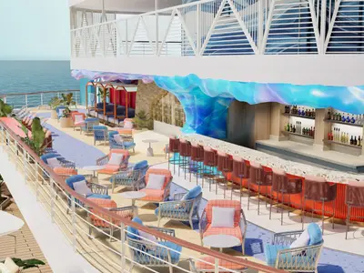 Ausblick auf das offene Meer vom oberen Deck der Norwegian Aura. Eine stilvolle Outdoor-Bar mit Hockern und Sitzgruppen in Pastellfarben lädt zum Verweilen ein.