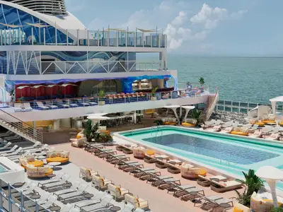 Blick auf das weitläufige, gestufte Pooldeck der Norwegian Aura mit Schwimmbecken, Liegen, Bars und Lounges unter blauem Himmel und dem weiten Meer.